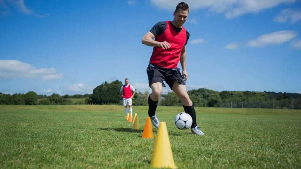 Dẫn bóng là gì? Các kỹ thuật dẫn bóng cơ bản trong bóng đá