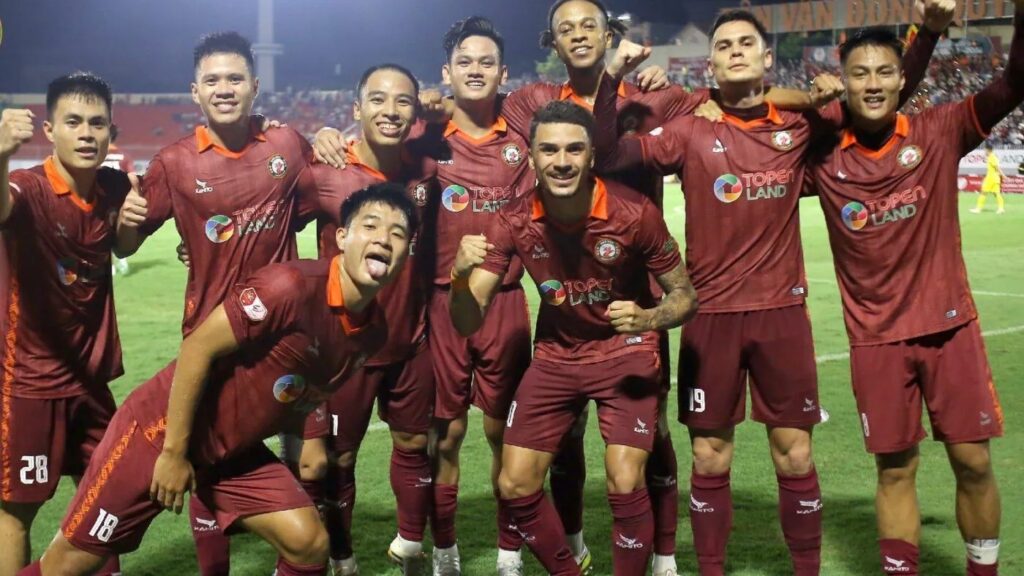 Câu lạc bộ bóng đá Topeland Bình Định kiến tạo sân bóng nước nhà