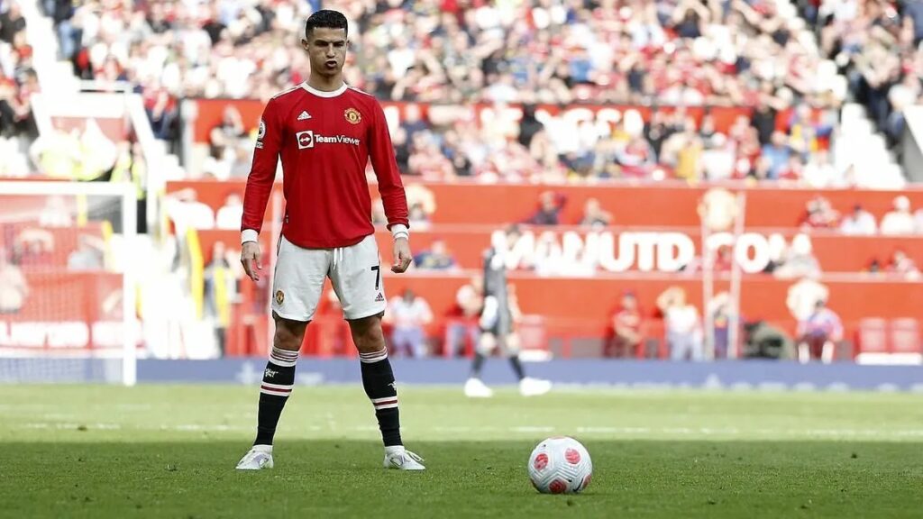 Ronaldo cao bao nhiêu? Cách mà CR7 gian lận chiều cao