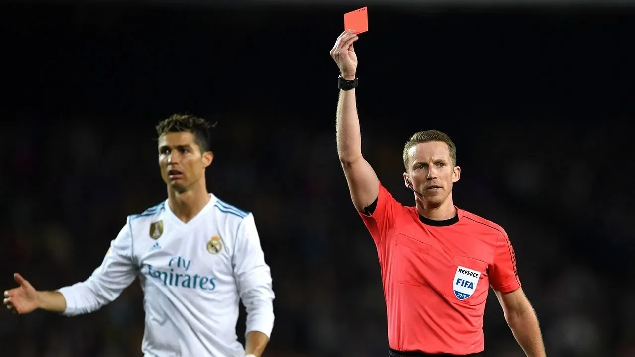 Thẻ đỏ trong bóng đá là gì? Nguyên nhân dẫn đến thẻ đỏ